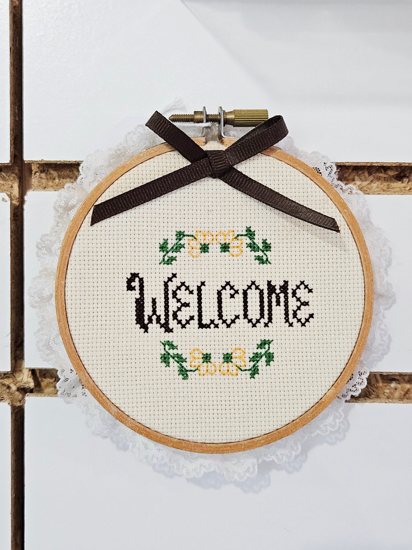 Cross Stitch Round Welcome w/Brown Bow