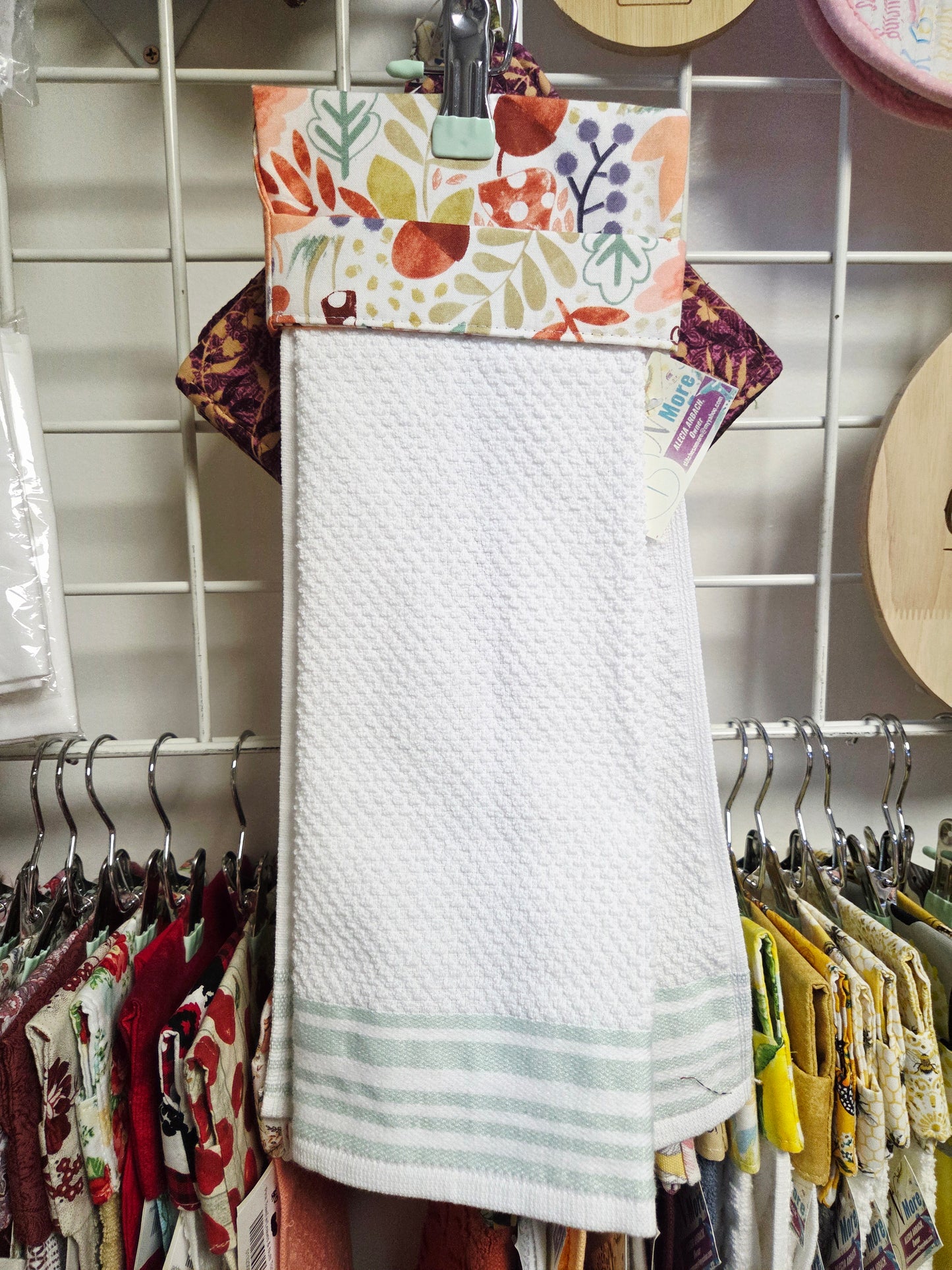 White Towel w/Mushroom & Leaves Topper