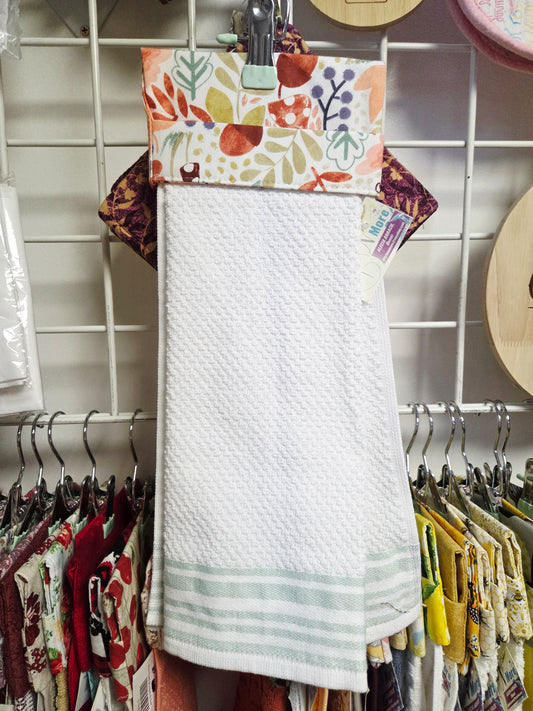 White Towel w/Mushroom & Leaves Topper